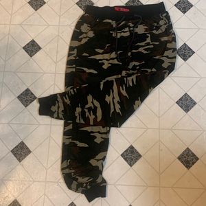 Camo hot kiss joggers